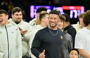 Marcus Freeman registra a grande vitória de recrutamento como uma elite de quatro trincheiras LB para se juntar à classe 2027 de Notre Dame. March Madness Logo