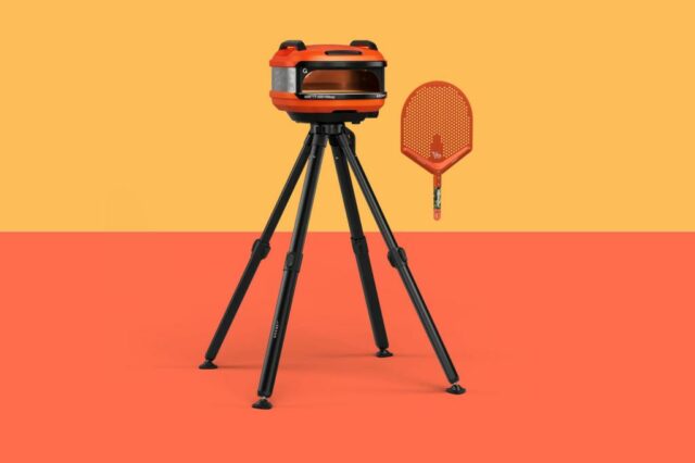 Ao lado do forno portátil para a pizza.