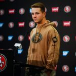 Arquivo - O quarterback do San Francisco 49ers Brock Purdy se encaixa no linebacker de Tampa Bay Buccaners Devin White na primeira metade de um jogo de futebol da NFL em Santa Clara, Califórnia, em 11 de dezembro de 2022 DRUCK (AP Photo/Tony Avelar, arquivo)