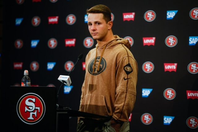 Arquivo - O quarterback do San Francisco 49ers Brock Purdy se encaixa no linebacker de Tampa Bay Buccaners Devin White na primeira metade de um jogo de futebol da NFL em Santa Clara, Califórnia, em 11 de dezembro de 2022 DRUCK (AP Photo/Tony Avelar, arquivo)