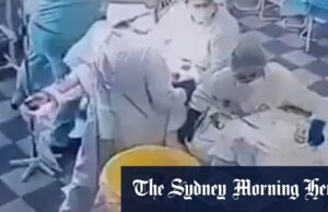 Médicos realizando cirurgia como uma enorme Rússia Trembles hits Médicos realizando cirurgia como uma enorme Rússia Trembles hits