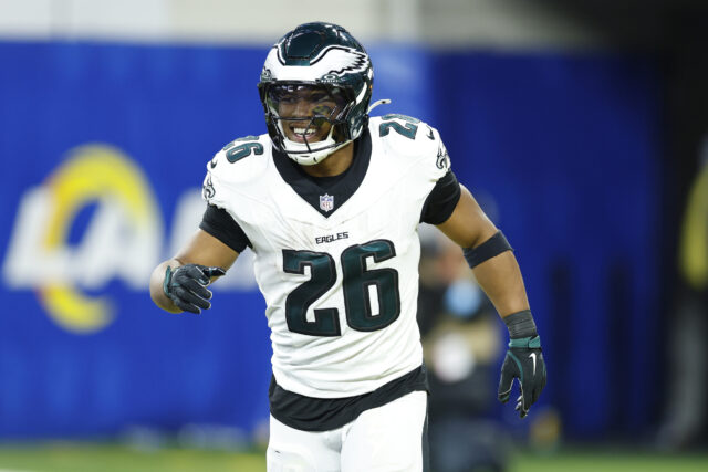 Mensagens em estrela de Rams para o Saquon Barkley dos Eagles

