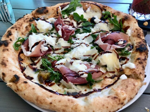Menus de verão em South Bay mostra pizza, doces,

