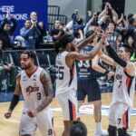 Os Bolts Meralco celebram o Busan KCC egiis da KBL em Easl