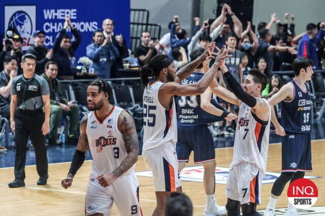 Os Bolts Meralco celebram o Busan KCC egiis da KBL em Easl