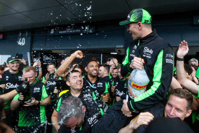 Mercedes F1 Brands Nico Hulkenberg Podio para a tomada

