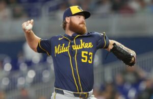 Meriners ao lado do RHP Brandon Woodroof, Broovers de Grandes MLB: Milwauki Bruers em Miami Marlins