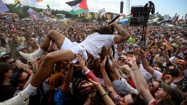 Mesmo antes de o Festival de Glastonbury odeia cantar, judeus britânicos

