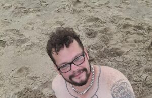 Meu irmão foi derrotado por uma onda em água até os joelhos e se afogou em 30 segundos enquanto ele estava de férias de seus primeiros amigos Aaron Keightley foto de Skegness Beach um dia antes de morrer