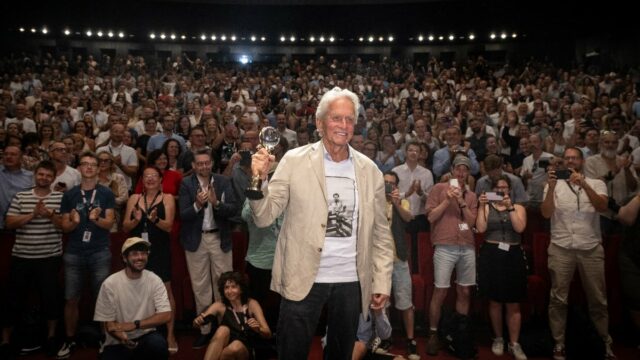 Michael Douglas diz que a América flerta com a autocracia "enquanto as pessoas vão para a política de dinheiro | Vídeo

