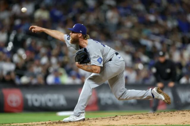 O arremessador Los Angeles Dodgers joga um beisebol.