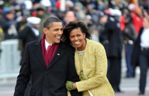 Michelle Obama zomba das ambições presidenciais de Barack que trouxeram sua fama e fortuna quando rumores de divórcio continuam a girar A ex -primeira -dama, que foi declarada sobre seu apoio à carreira de seu marido agora - admitiu que houve um tempo em que questionou seu objetivo ambicioso. Imagem de Obama no primeiro desfile em 2009