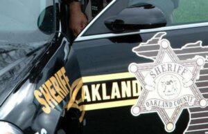 Michigan Perp Pint pegou o roubo de carros e os vendendo por 30 insetos: “Uma tentativa de experimentar seu próprio grande roubo de um carro” Feche um ladrão que está tentando entrar no carro.