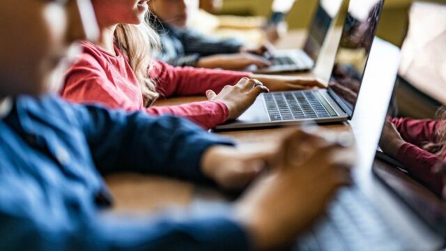 Microsoft, OpenAI e Anthropic Invest Millions para treinar os professores como usar a IA

