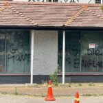 Um hotel migrante onde um protesto se tornou violento foi grafitado com slogans