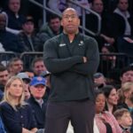 O treinador principal de Sacramento Kings, Mike Brown na partida.
