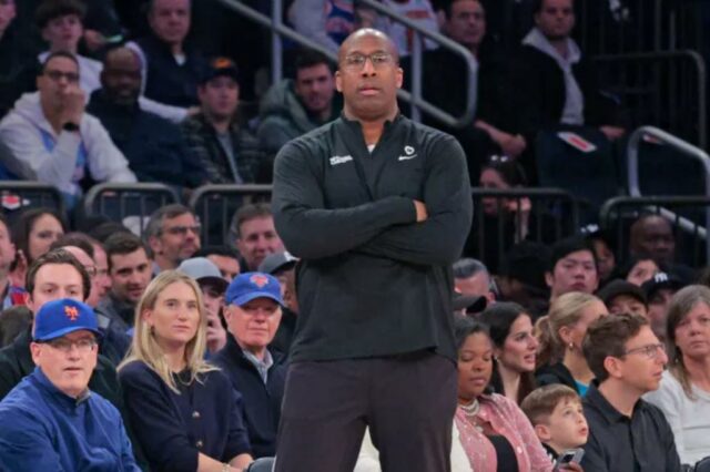 O treinador principal de Sacramento Kings, Mike Brown na partida.