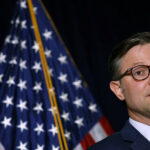 Mike Johnson tem que pam Bond nos arquivos Espstein Jeffrey