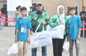 Mil sorrisos de crianças indonésias de mil uniformes escolares com shake Mil sorrisos de crianças indonésias de mil uniformes escolares com shake
