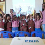 Milhares de clientes do PNM Mekaar podem continuar com as escolas graças às bolsas de estudo do PNM