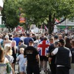 Um protesto no estilo Epping para impedir os migrantes que estão acima das lojas de rua de uma cidade reunidas na quarta-feira