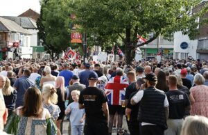 Milhares de habitantes locais embalam as ruas de Waterlooville em protesto depois que “o escritório em casa planejava secretamente mover os requerentes de asilo para £ 250.000 apartamentos” Um protesto no estilo Epping para impedir os migrantes que estão acima das lojas de rua de uma cidade reunidas na quarta-feira