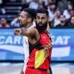 Tautaa durante o 4º jogo das finais da PBA Filipin Cup contra o TNT Tropang 5G de San Miguel Beermen.
