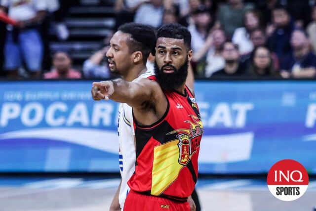 Tautaa durante o 4º jogo das finais da PBA Filipin Cup contra o TNT Tropang 5G de San Miguel Beermen.