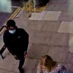 Imagens dramáticas de CCTV mostram Emma van der Hoek olhando para baixo em seu telefone ao longo de uma estrada reta quando um homem aparece atrás dela