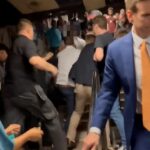 Um grupo de homens foi visto lutando entre si na escada para Highbury e Islington Tube Station