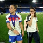 O herói da Inglaterra, Lucy, confortou seu amigo próximo após a final do Euro 2025. Ambos são conhecidos por compartilhar uma fita fechada