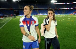 Momento emocional dos consoles de Lucy Bronze Amigo íntimo e estrela da Espanha Ona Batlle após a final do euro – após um par de férias inseparáveis antes do torneio O herói da Inglaterra, Lucy, confortou seu amigo próximo após a final do Euro 2025. Ambos são conhecidos por compartilhar uma fita fechada