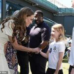 Princesa de Gales conhece Lydia Lowe, oito, de Dan Maskell Tennis Trust