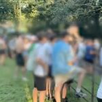 Hordas de fãs do Oasis foram vistos subindo sobre a cerca e tentando entrar no show
