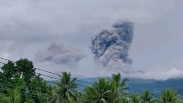 Mount Dukono Erupsi, a altura das cinzas vulcânicas atinge 1,1 km

