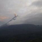 Mount Semeru voltou à erupção, a coluna Ashes era branca a cinza