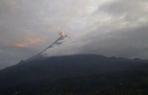 Mount Semeru voltou à erupção, a coluna Ashes era branca a cinza Mount Semeru voltou à erupção, a coluna Ashes era branca a cinza