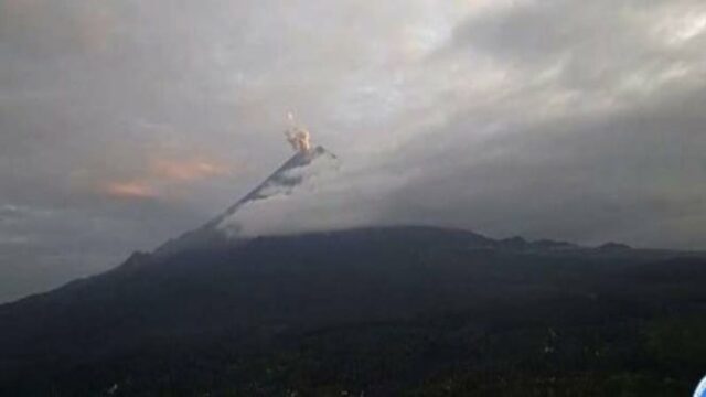 Mount Semeru voltou à erupção, a coluna Ashes era branca a cinza

