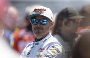 “Muito para o papel do estande”: o major Kyle Larson do HMS reage ao fazer o anúncio de Kyle Larson. "Muito para o papel do estande": o major Kyle Larson do HMS reage ao fazer o anúncio de Kyle Larson.