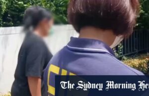 Mulher apanhada sobrecarregando as alegações para monges tailandeses Mulher apanhada sobrecarregando as alegações para monges tailandeses