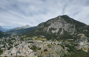 Mulher britânica nos anos 60 morre enquanto se agita nos Alpes franceses A tragédia ocorreu logo após o meio dia no sábado, no rio Guisane, no município, por Briancon (foto), no sudeste do país, diz a promotora de gap Marion Lozac'hmeur