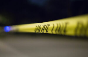 Mulher da área da baía morta por uma bola que passava pela parede do quarto Mulher da área da baía morta por uma bola que passava pela parede do quarto