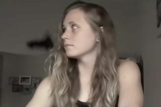 Mulher filme do YouTube Video, espalhado para o que deitou em segundo plano

