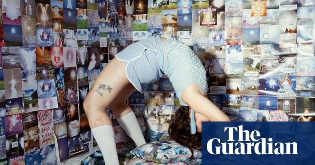 Mulheres por trás da lente: curvando -se para a felicidade

