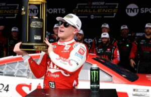 NASCAR Tomando características em experimentação e em muitos NASCAR Tomando características em experimentação e em muitos