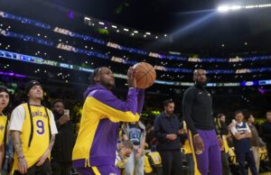 NBA: Bronny James diz que não segue os rumores sobre LeBron O Los Angeles Lakers protegeu Bronny James e aqueceu LeBron James antes de uma partida de basquete da NBA contra o Minnesota Timberwolves em Los Angeles em 22 de outubro de 2024.
