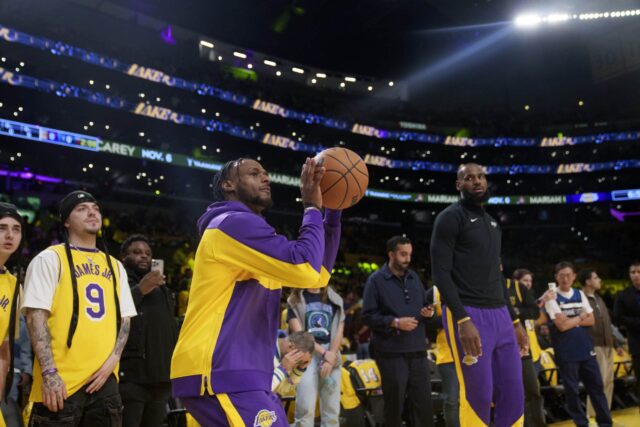 O Los Angeles Lakers protegeu Bronny James e aqueceu LeBron James antes de uma partida de basquete da NBA contra o Minnesota Timberwolves em Los Angeles em 22 de outubro de 2024.