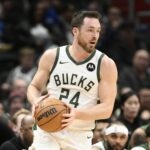 Pat Connaughton Bucks para Hornets NBA