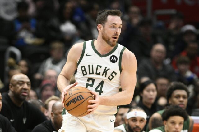 Pat Connaughton Bucks para Hornets NBA