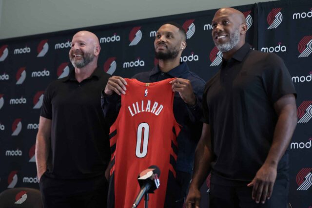 O gerente geral Joe Cronin, Damian Lillard e o técnico Chauncey Billups posaram para uma foto em uma conferência de imprensa em Oregon, Oregon, Oregon, em 21 de julho de 2025.